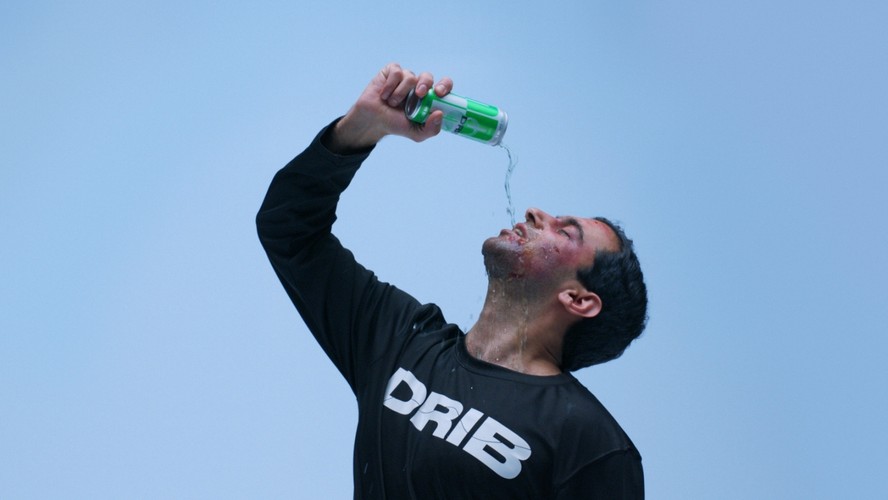 <strong>„Drib”, reż. Kristoffer Borgli</strong>
<br><br>
Film balansujący na granicy fabuły i dokumentu, jeden z tych, które zacierają te granice i wprowadzają w głowie niezły zamęt. Ostatecznie, trudno się jednak od tych historii uwolnić. W jakiś bardzo specyficzny sposób, ten film kontynuuje myśl zdobywcy tegorocznej Złotej Palmy na Festiwalu w Cannes Rubena Ostlunda z „The Square”.
<br><br>
OPIS
<br><br>
Amir jest performerem i standaperem, który w czasie rzeczywistym wymyśla postacie i historie. W 2014 roku jego nagranie z ulic Oslo staje się internetowym hitem i pokazywane jest w mediach na całym świecie. Jedna z agencji reklamowych z Los Angeles przekonana o tym, że to, co opowiada Amir, jest prawdą, wpada na pomysł wykorzystania sławy komika. Chcą włączyć go w kampanię reklamową napoju energetycznego (DRIB). Jednak Amir ma swoje własne plany… Po części fikcja, po części dokument opisujący nieudaną kampanię reklamową znanego napoju energetycznego.
<br><br>
PROJEKCJE
<br><br>
Kinoteka 7: piątek, 13 paź 16:00<br><br>
Kinoteka 3: niedziela, 15 paź 13:30<br><br>
Kinoteka 7: czwartek, 19 paź 16:00<br><br>
Kinoteka 2: niedziela, 22 paź 19:00