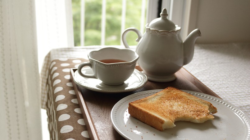 Panna Marple pijała herbatę i raczyła się grzankami