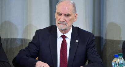 Macierewicz zaczął uciekać i zrobił coś niespodziewanego. W tę szczelinę się nie wcisnął...