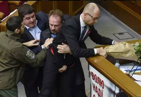 Bójka w ukraińskim parlamencie. Poseł chciał wynieść premiera