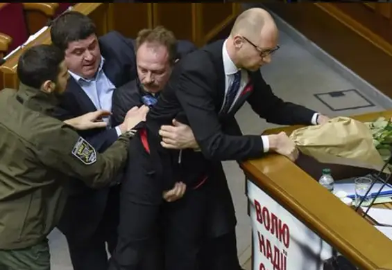 Bójka w ukraińskim parlamencie. Poseł chciał wynieść premiera