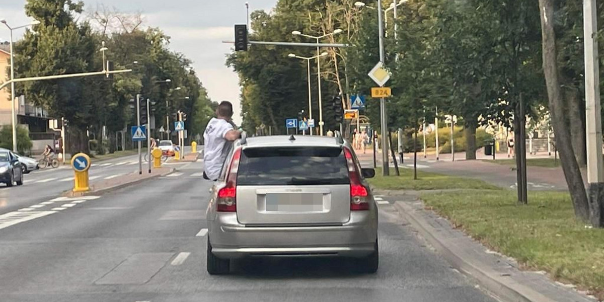 Kierowca z Puław, opuścił fotel kierowcy i wspiął się na dach auta.