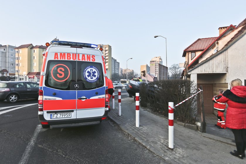 Zielona Góra. Honda uderzyła w dom. Kierowca uciekł. Mógł