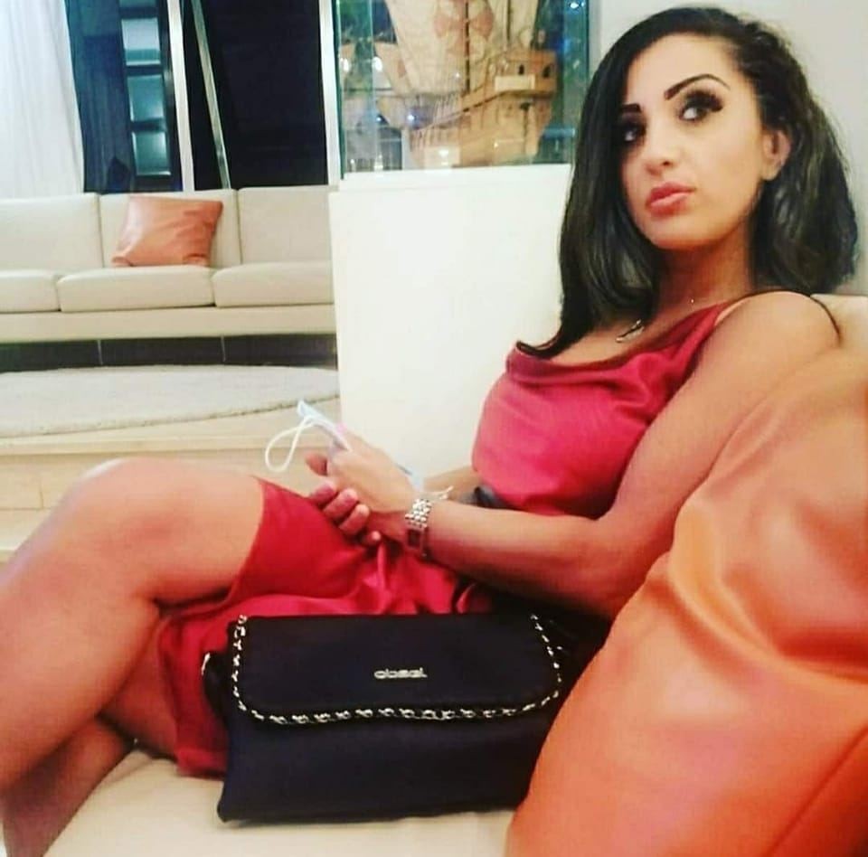 Tozzová sa s Algerim zoznámila mesiac predtým na sociálnej sieti.