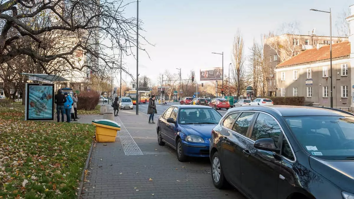 Warszawa wyrzuca samochody z chodników