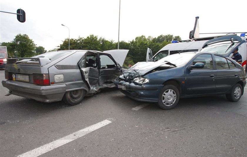 Wbił się w renault i uciekł