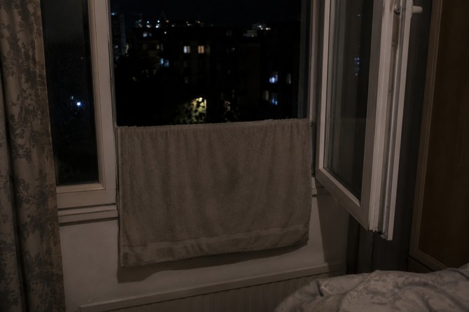 Vlažan peškir na prozoru