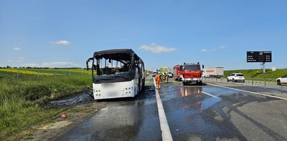 Dramat na A4! Autobus z wycieczką szkolną stanął w płomieniach. W środku ponad 40 osób