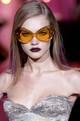 Natalia Vodianova az Atelier Versace Haute Couture 2002-2003-as őszi/téli bemutatóján a párizsi Haute Couture Fashion Weeken