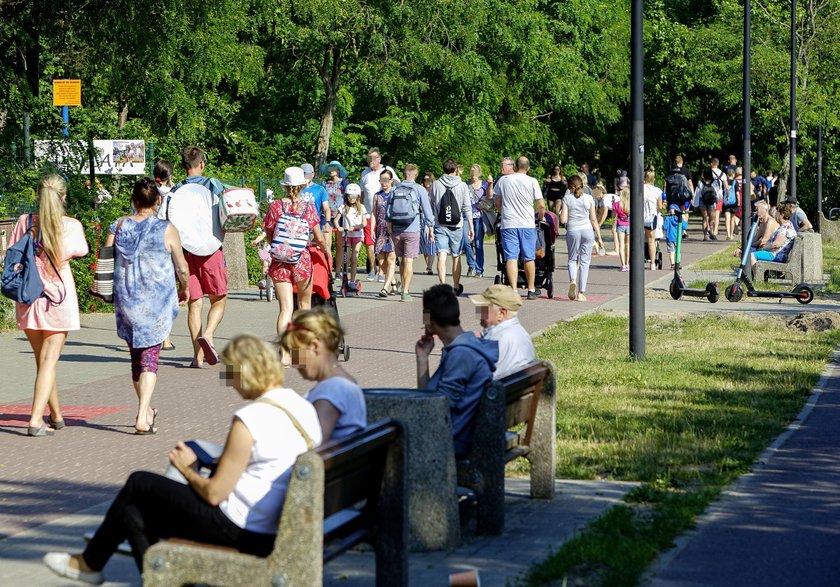 Epidemia nie odpuszcza a nad morzem tłok