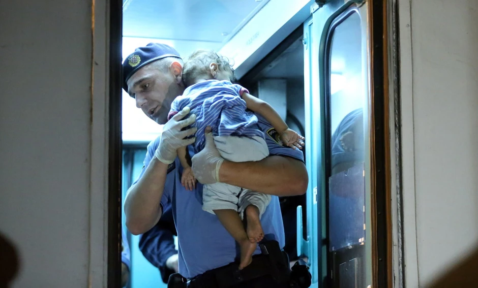 Hrvatski policajac s imigrantskom bebom u Tovarniku