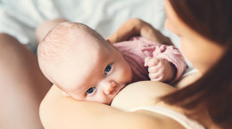 Schemat żywienia niemowląt - jak wygląda? Karmienie piersią, karmienie sztuczne, produkty wstępne