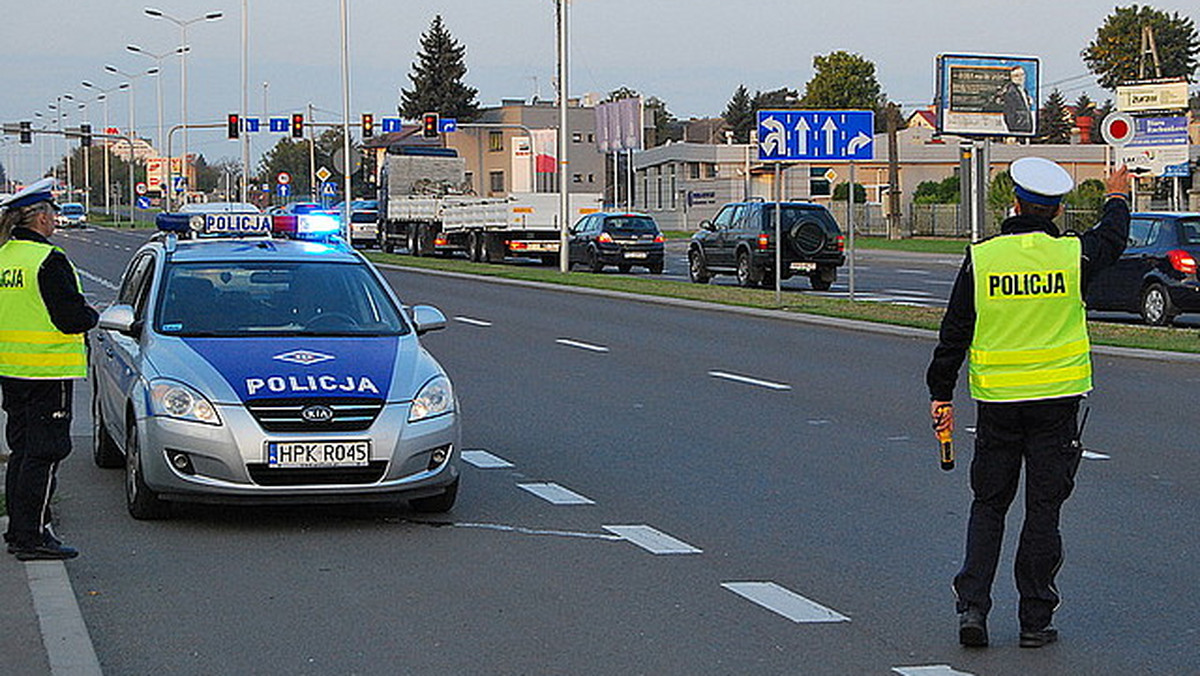 Więcej policjantów i więcej radiowozów mogą się spodziewać kierowcy od dzisiaj do poniedziałku na drogach województwa podkarpackiego. Policja nie będzie miała żadnej taryfy ulgowej dla piratów drogowych.