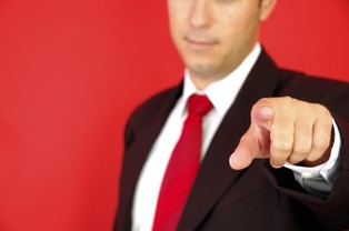 Zalety pracownika stają się znane przez kontakt z innymi