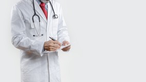 Szpitale chcą zwieszenia ustawy o minimalnych wynagrodzeniach w ochronie zdrowia. Lekarze: tylko 55 proc. budżetu idzie na płace