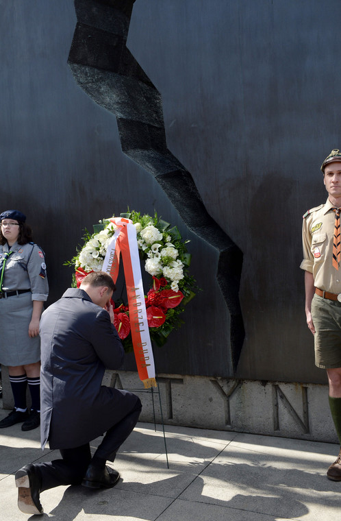 Prezydent Andrzej Duda podczas ceremonii złożenia wieńca przed pomnikiem Katyńskim w Toronto