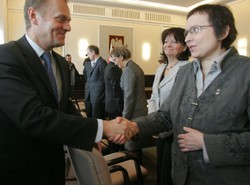 Tusk dołoży nauczycielom pieniędzy i pracy
