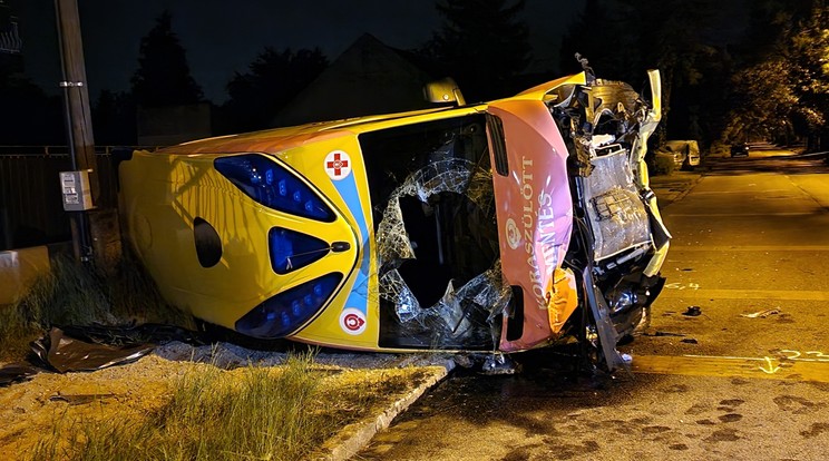 A járműben utazó négy mentős könnyeb sérülésekkel megúszta az esetet /  Fotó: baleset-info.hu. 