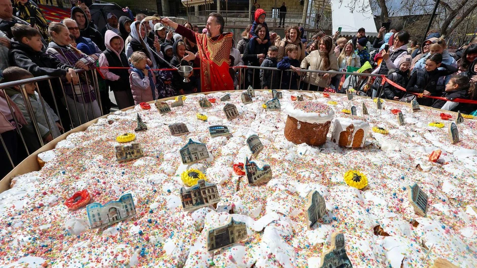 Na poluostrvu Krim, koji je Rusija anektirala 2014. godine, tradicionalno se lomi uskršnji hleb, poznatog kao kulič | Foto: REUTERS/Alexey Pavlishak