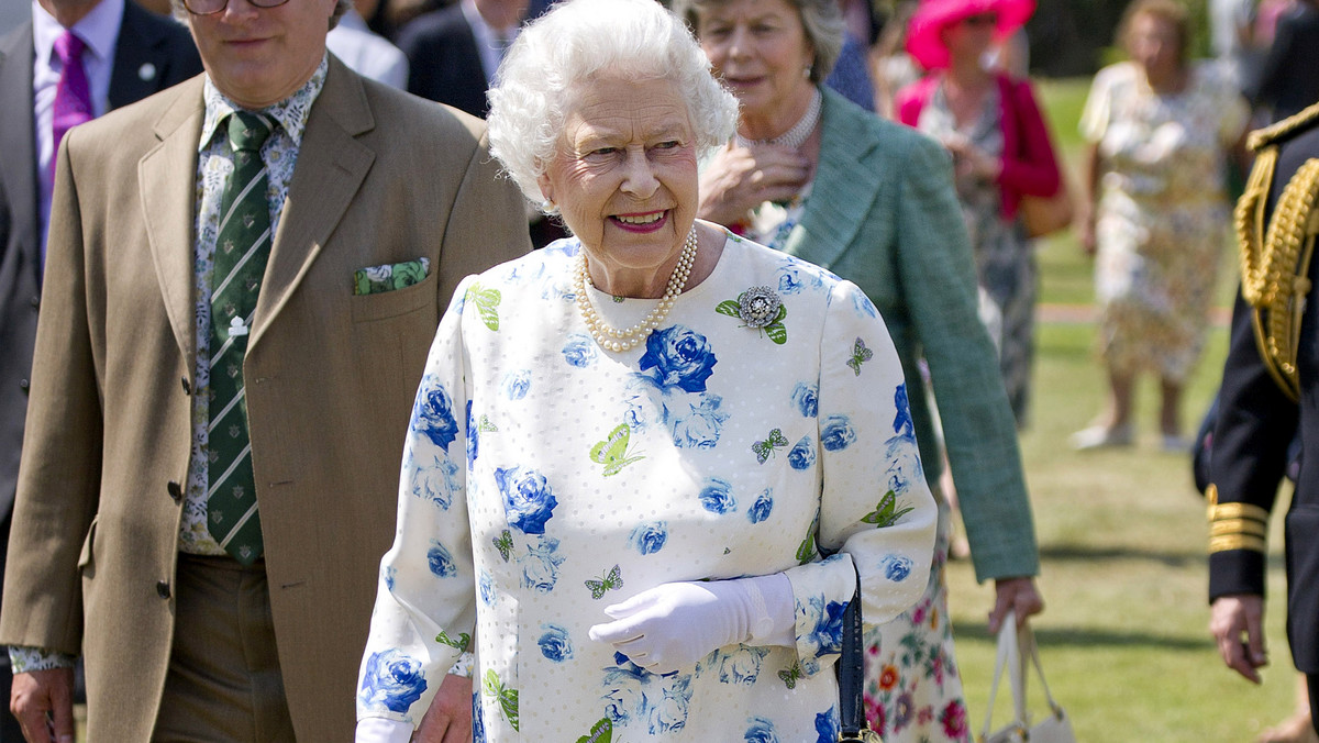 Mogłoby się wydawać, że ktoś taki jak królowa Elżbieta II ma garderobę wypełnioną kreacjami i różnymi akcesoriami  za grube pieniądze. I może tak jest. Monarchini ma jednak słabość do pewnej pary butów. Nosi je już pół wieku...