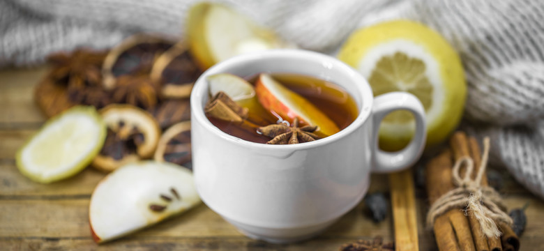 Rozpocznij sezon na zimową herbatę! Co do niej dodać zamiast cytryny?