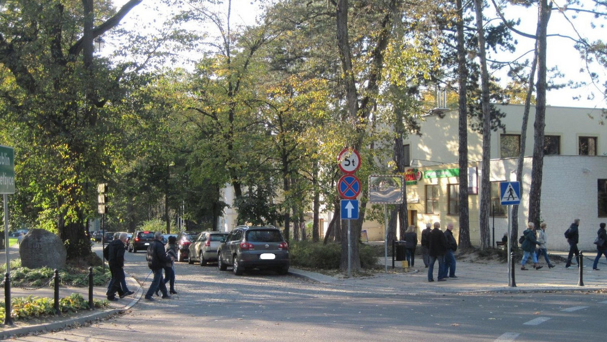 Kto na kilka chwil jedzie w czasie weekendu do Nałęczowa, zazwyczaj chce zaparkować swój pojazd przy końcu jednokierunkowej w tym miejscu ul. Lipowej, tuż przed bramą prowadzącą do Parku Zdrojowego, naprzeciwko Pałacu Małachowskich. Tak dzieje się pomimo bardzo dobrze widocznego znaku B-36 "zakaz zatrzymywania się", który umieszczony jest zaraz przy skrzyżowaniu z ul. 1-go Maja - informuje portal mmlublin.pl.