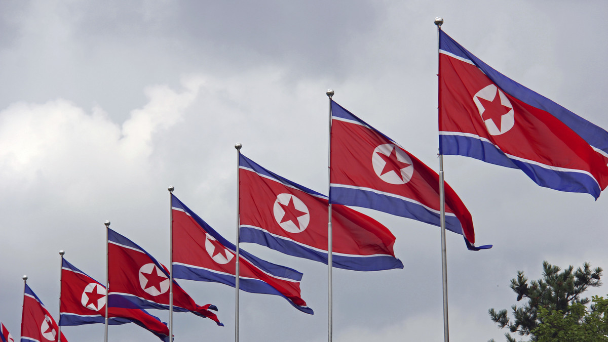 Korea Północna zagroziła dzisiaj, że weźmie na cel sprzęt, którego USA i Korea Południowa używają "w sposób prowokacyjny" do oświetlania północnokoreańskich posterunków w Panmundżomie w strefie zdemilitaryzowanej. Według Pjongjangu dzieje się to od piątku.