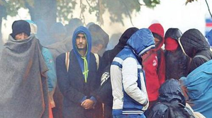 Kritikus a helyzet! Újra Magyarország felé törhetnek ki a menekültek