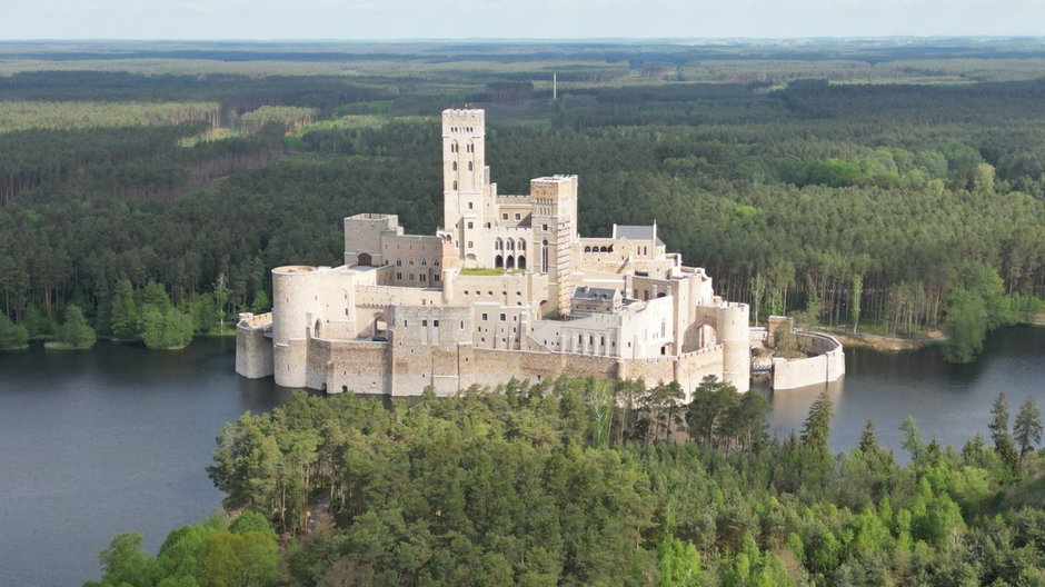 Zewnętrzna elewacja zamku w Stobnicy jest już gotowa niemal w 100 proc.