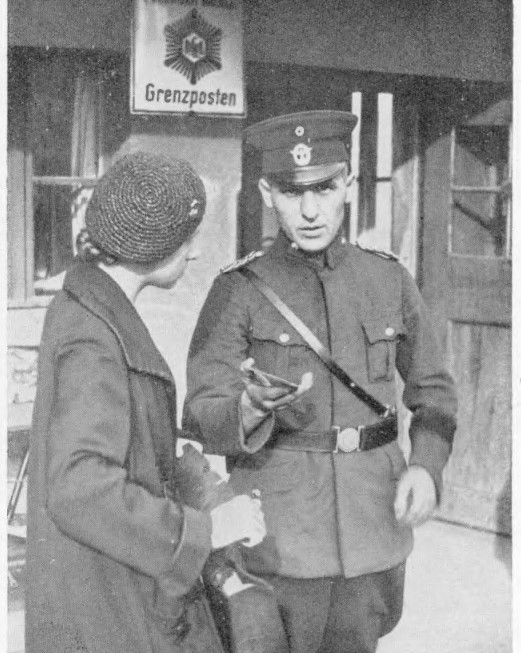 Niemiecka kontrola na przejściu granicznym między Bytomiem a Łagiewnikami, ok. 1936 r.