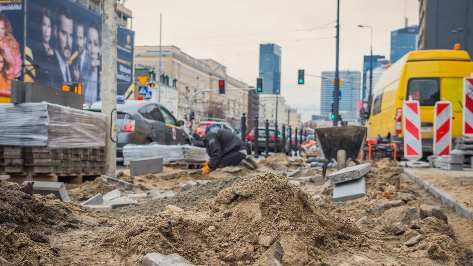 Nadmiar betonu znika z Warszawy. Kolejne ulice rozpłytowane!