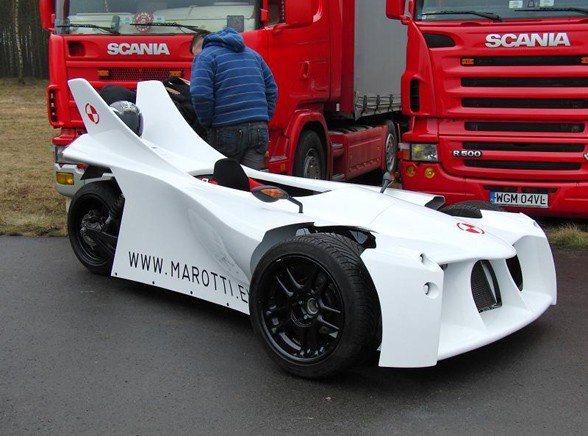 Masa pojazdu to 440 kg, dlatego jeden koń ma do rozpędzenia ok. 4,4 kg trójkołowca