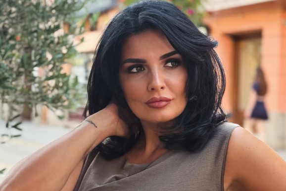 PREKRSTILA NOGE U PREKRATKOM ŠORTSU, SVI JE GLEDAJU! Milena Popović pozira u bašti restorana, jednim potezom raspametila: Zavodi samo tako