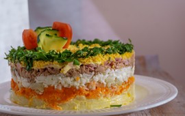 tak-remigiusz-raczka-robi-rewelacyjna-salatke-na-swieta-jarzynowa-nie-ma-szans