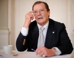 Wielki powrót legendy! Roger Moore reklamuje wodę jako James Bond