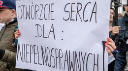 Protest osób niepełnosprawnych pod Sejmem