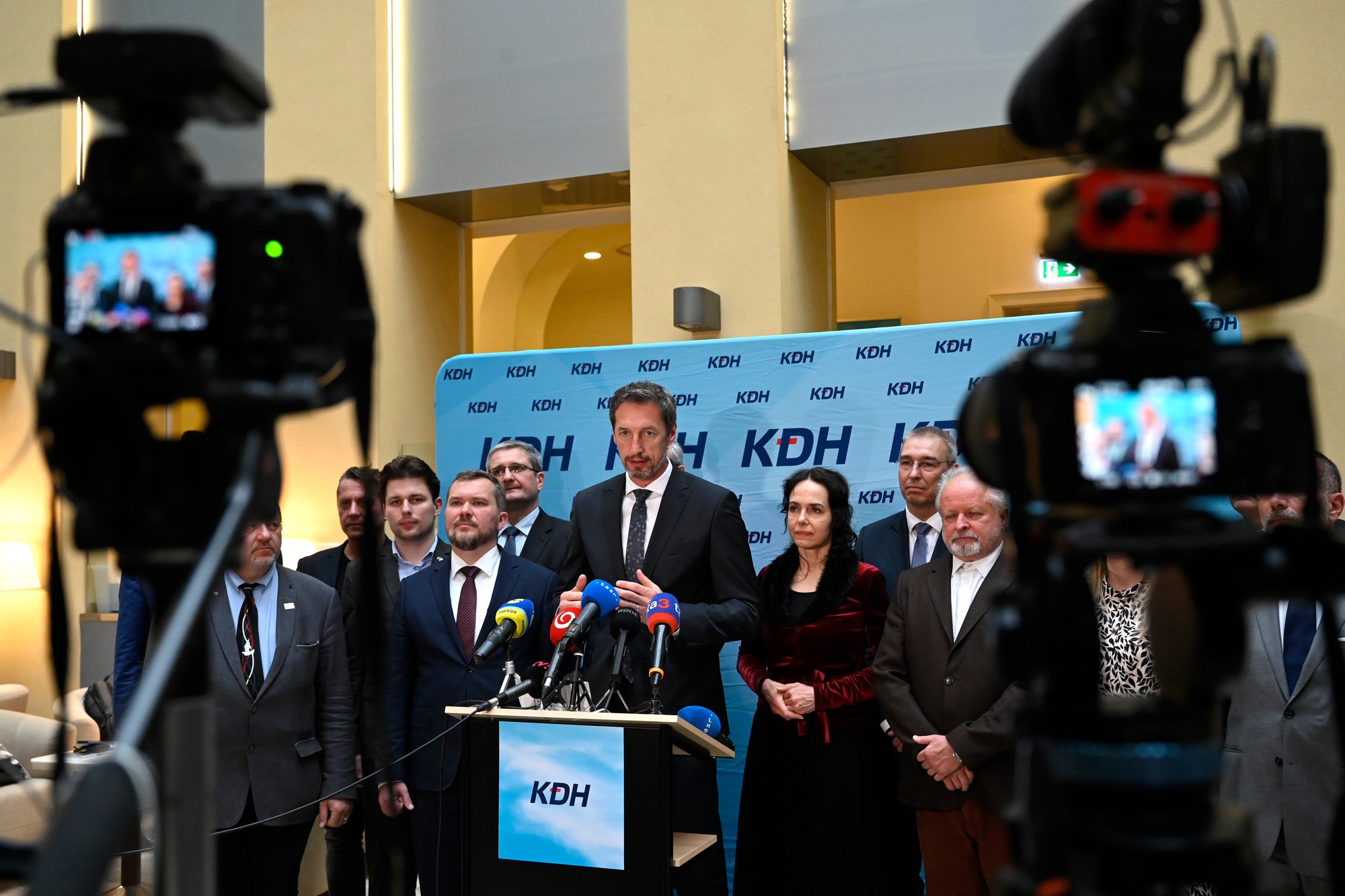 Predseda KDH Milan Majerský hovorí k novinárom počas tlačového brífingu.