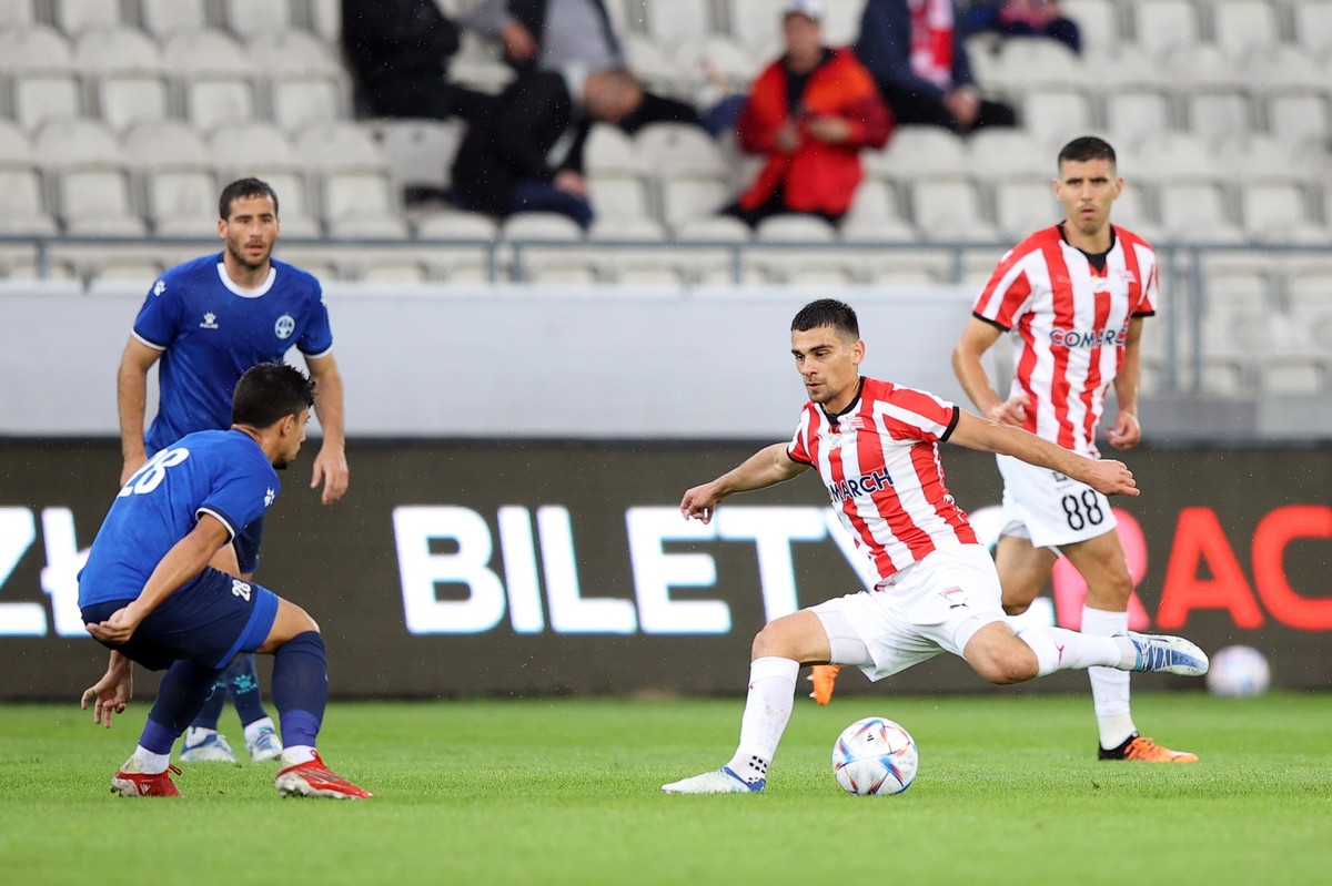 Piłkarze Cracovii Florian Loshaj (C) i Matej Rodin (P) oraz Andre Martins (L) z Hapoelu Beer Szewa podczas meczu towarzyskiego w Krakowie