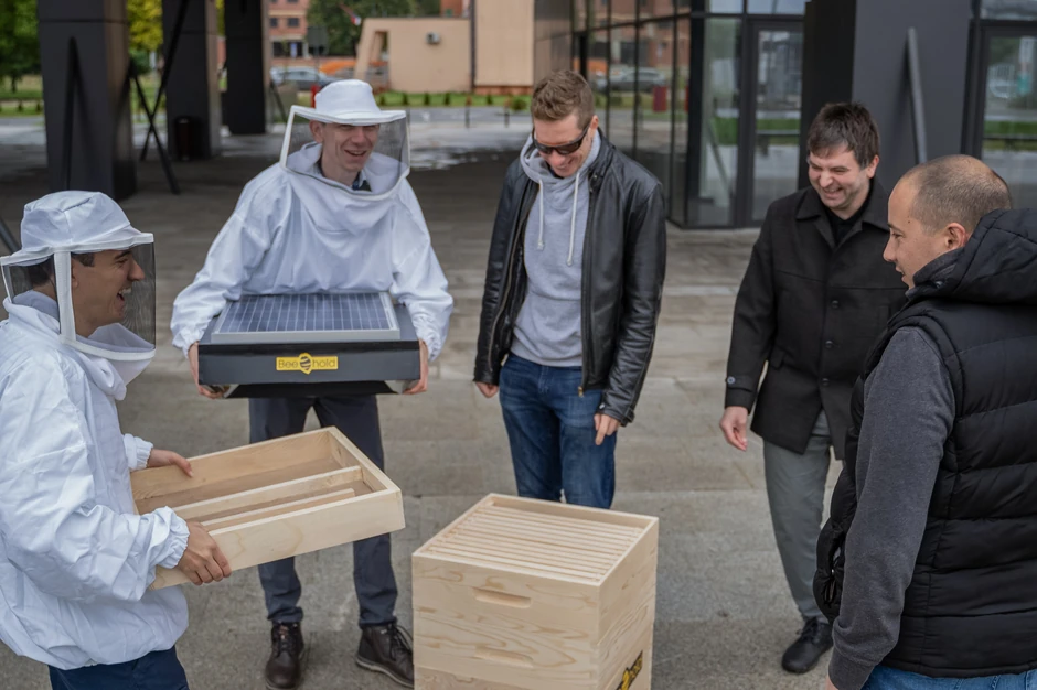 Beehold tim i hradverski deo njihovog “digitalnog šegrta za pčelare”