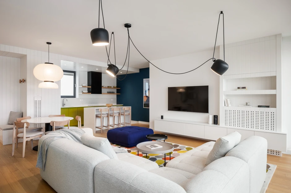 Zidovi su osvetljeni nežnim plafonskim visilicama