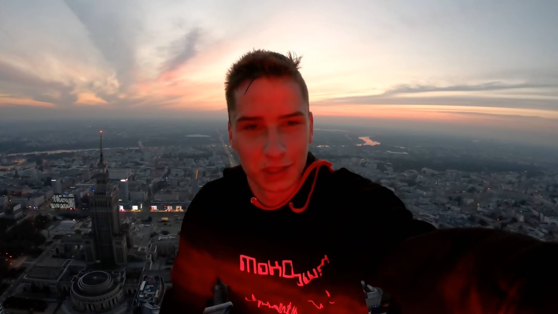 Youtuber wspiął się na szczyt dźwigu przy Varso Tower. "Sprawa trafi na policję"