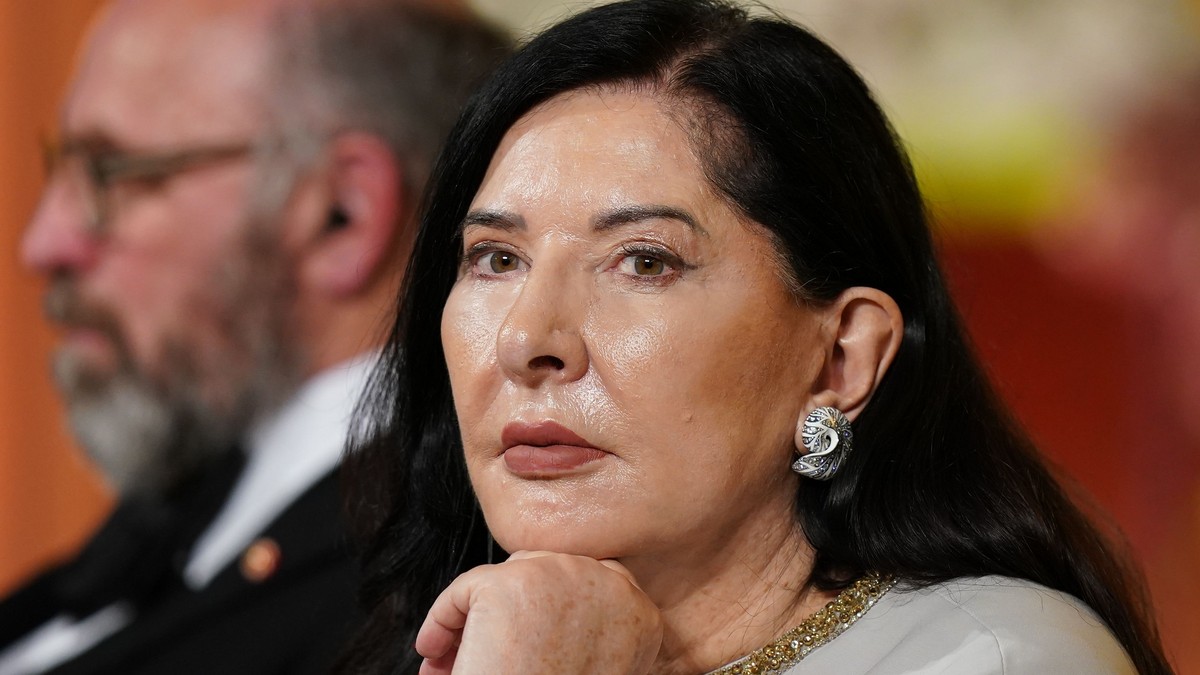 Marina Abramović napravila modno iznenađenje godine, izašla iz crne boje i  sve oduševila - Žena.rs