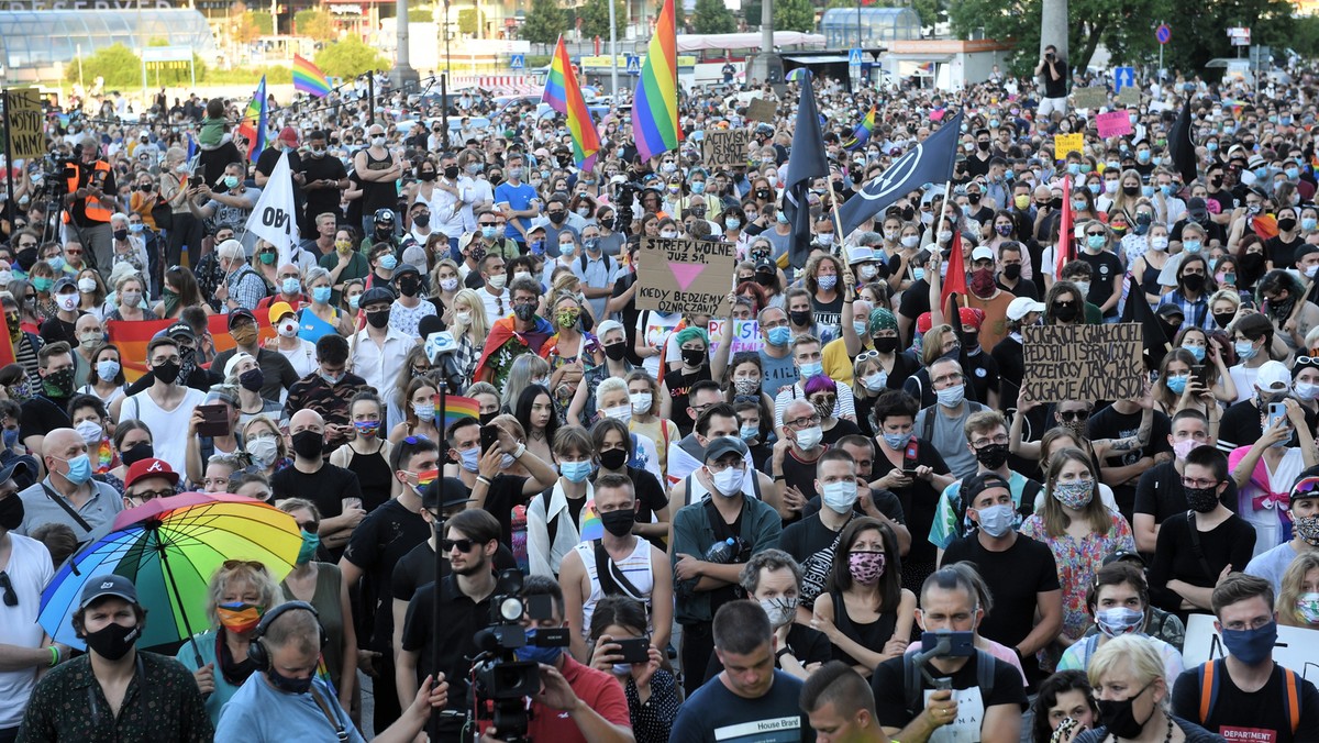 Manifestacja poparcia dla społeczności LGBT na pl. Defilad w Warszawie,