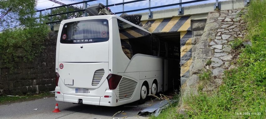 autobus udario u podvožnjak