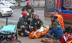 Groźny wypadek w centrum Wrocławia. Pirat drogowy zawisł na torach