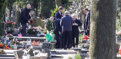Polacy nie mogą wejść na cmentarz. Kaczyński może i nie na jeden. TVP to ujawniła