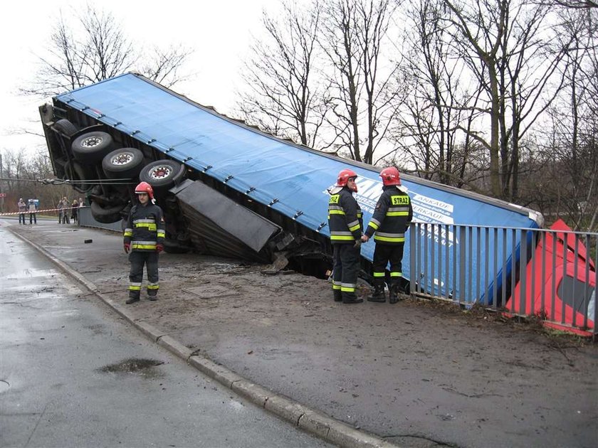 TIR zawisł na wiadukcie!