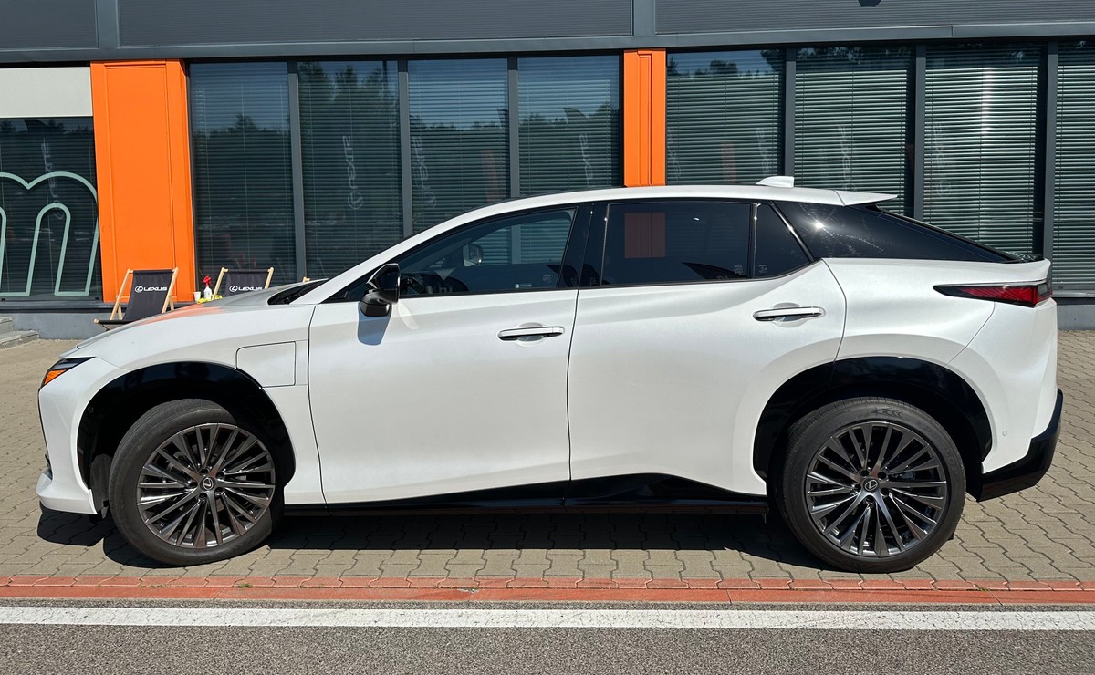 Nowy Lexus RZ wjeżdża na polski rynek. Japoński SUV zaskakuje osiągami
