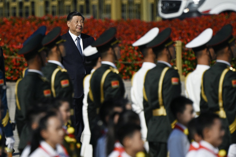 Prezydent Chin Xi Jinping podczas ceremonii składania wieńców w Dniu Męczenników na placu Tiananmen w Pekinie, 30 września 2023 r.