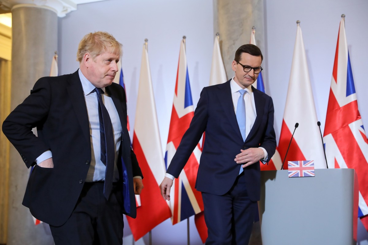 Warszawa, 01.03.2022. Premier Mateusz Morawiecki (P) oraz premier Wielkiej Brytanii Boris Johnson (L) podczas spotkania w Kancelarii Prezesa Rady Ministrów w Warszawie, 1 bm. Szef brytyjskiego rządu przebywa z wizytą w Polsce. (kf) PAP/Leszek Szymański